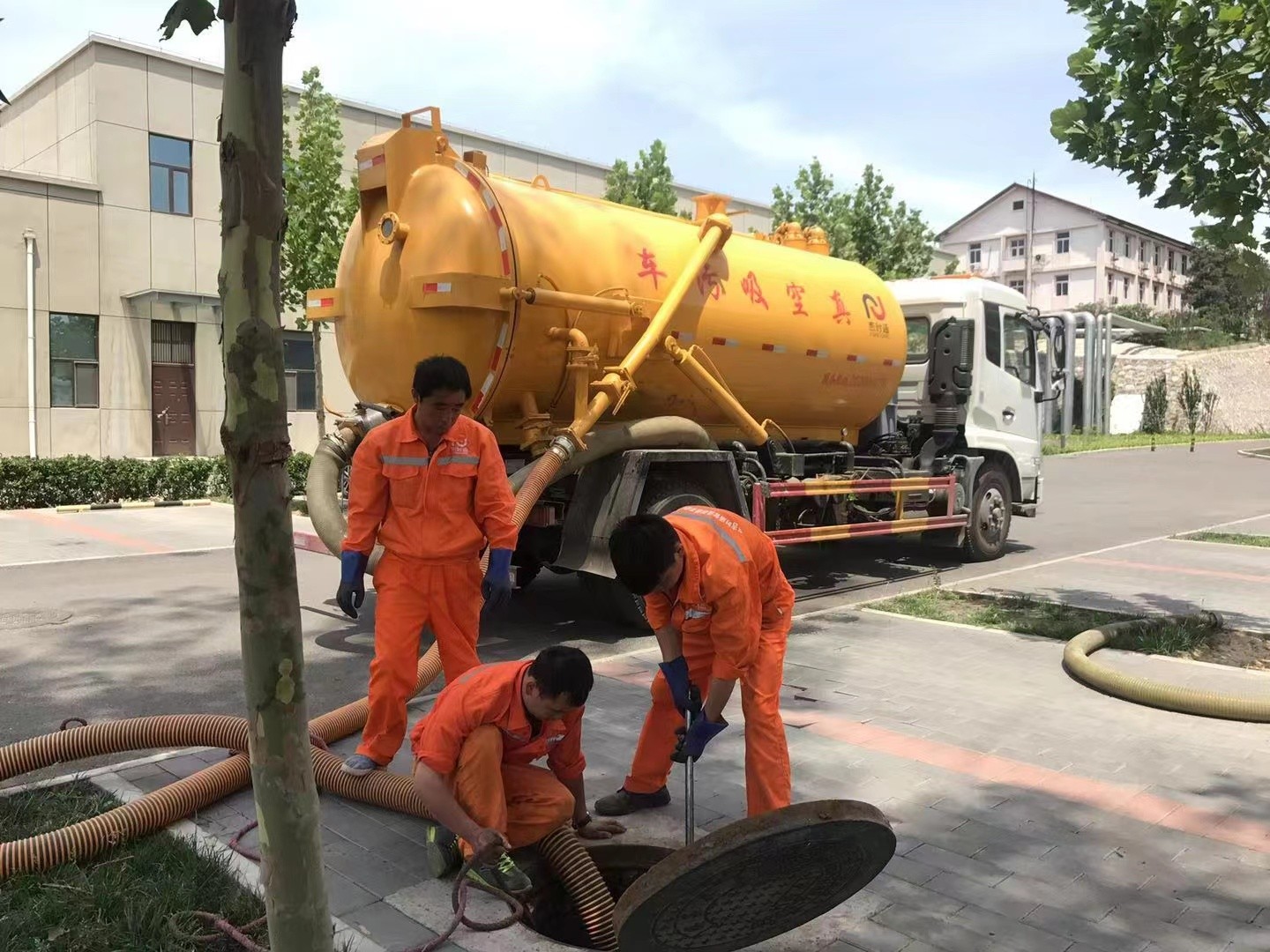 广水管道疏通车停在窨井附近