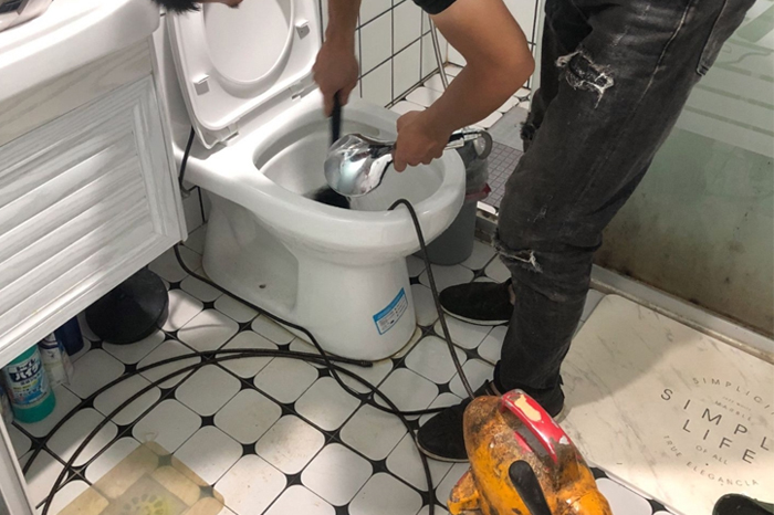 广水马桶堵塞自己疏通还是找师傅?专业上门服务让你省时更省心